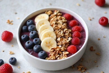 Ciotola di frullato con frutta fresca.